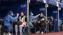 Orang-orang melakukan pengujian virus corona COVID-19 di Hong Kong, 12 Februari 2022. Pihak berwenang bergegas untuk meningkatkan kapasitas pengujian COVID-19 menyusul rekor tertinggi infeksi baru. (Louise Delmotte/AFP)