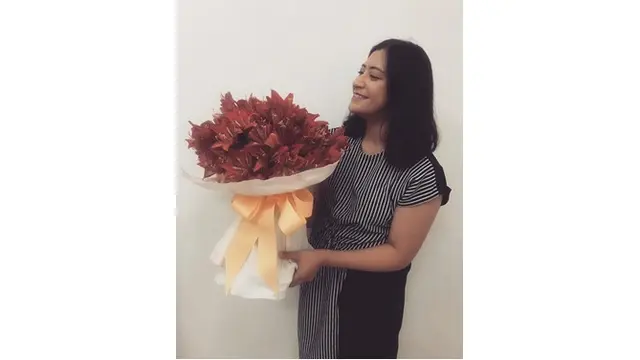 7 Potret Oktiya Haniarti, Pengantin Jawa Joget Zumba yang Videonya Viral
