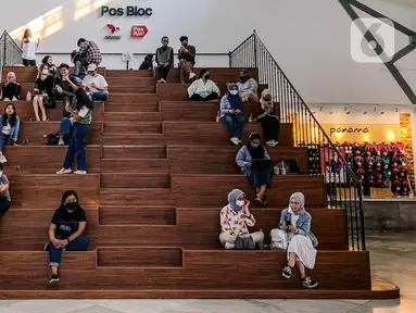 Sejumlah pengunjung duduk dalam area Pos Bloc di Jakarta Pusat, Sabtu (9/10/2021). Selain menjadi tempat berdiskusi, Pos Bloc juga akan mewadahi beberapa sektor usaha kreatif. (Liputan6.com/Faizal Fanani)