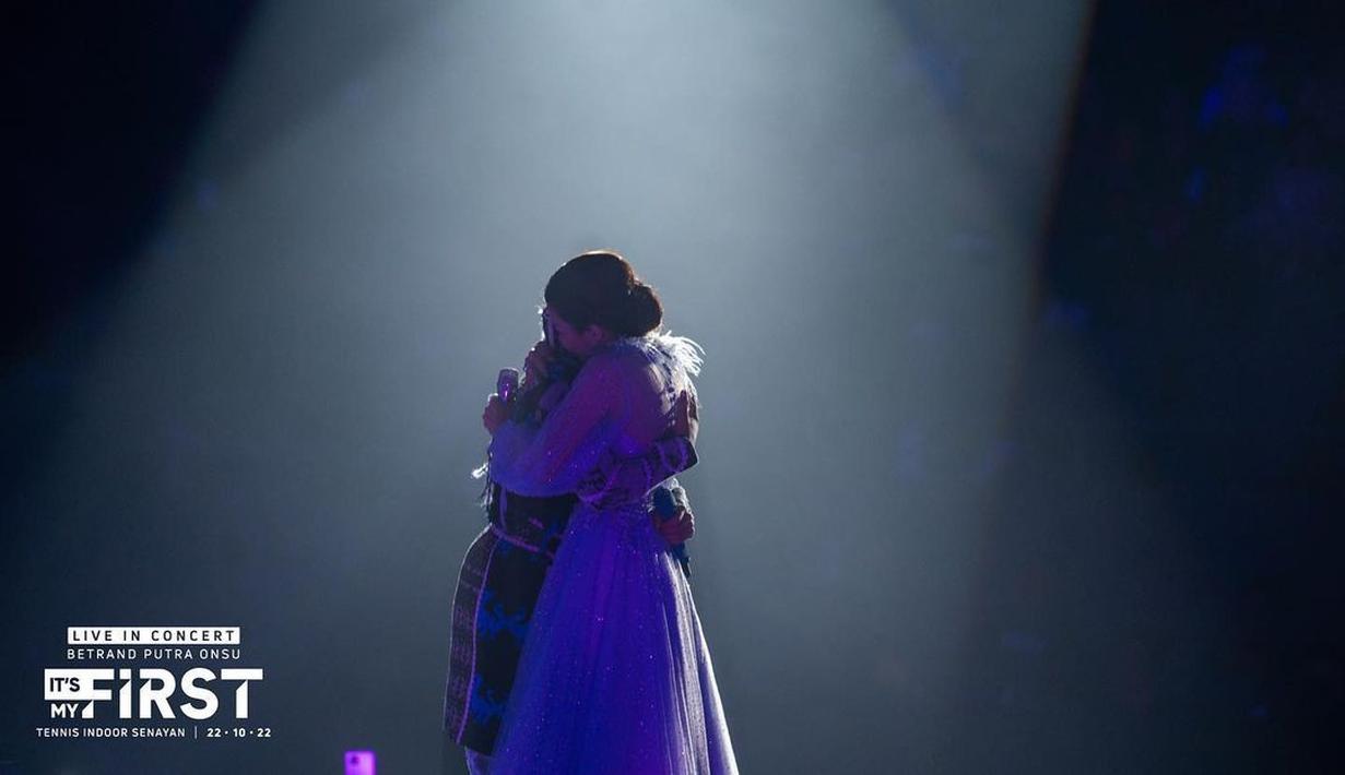 Usai nyanyi bareng, Sarwendah dan Betrand Peto saling berpelukan untuk memberikan kekuatan satu sama lain. (Foto: Instagram/@ruben_onsu)