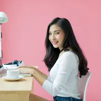 Seorang perempuan sedang bekerja di kantor (Foto Dok: Freepik/jcomp).
