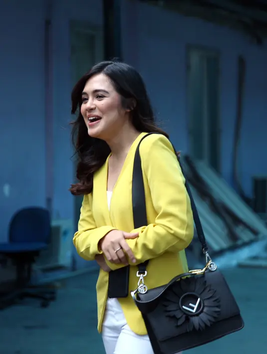 “Komunikasinya lancar sampe saat ini juga masih chatting masih kominikasi lah baik cuma jarang,  kaya temen aja.” Kata Veby. (Nurwahyunan/Bintang.com)