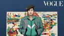 Tampil dengan koleksi Spring 2022 Menswear, Jin BTS mengenakan pakaian tracksuit warna hijau untuk atasan dan merah untuk bawahan, dipadukan coat geometris. Gaya nampak seperti seniman dengan topi model baret. Sneakers hijau putih pun melengkapi penampilannya. Dok Vogue Korea.