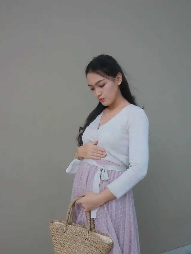 6 Potret Ana Riana Pamer Baby Bump, Makin Memesona