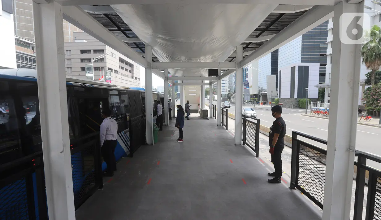 Bus Transjakarta berhenti untuk menaikkan dan menurunkan penumpang di Halte Bundaran HI, Jakarta, Senin (12/10/2020). Sejumlah halte yang rusak pascademo Undang-Undang Cipta Kerja pada Kamis (8/10) sudah dapat digunakan kembali, salah satunya yakni halte Bundaran HI. (Liputan6.com/Herman Zakharia)
