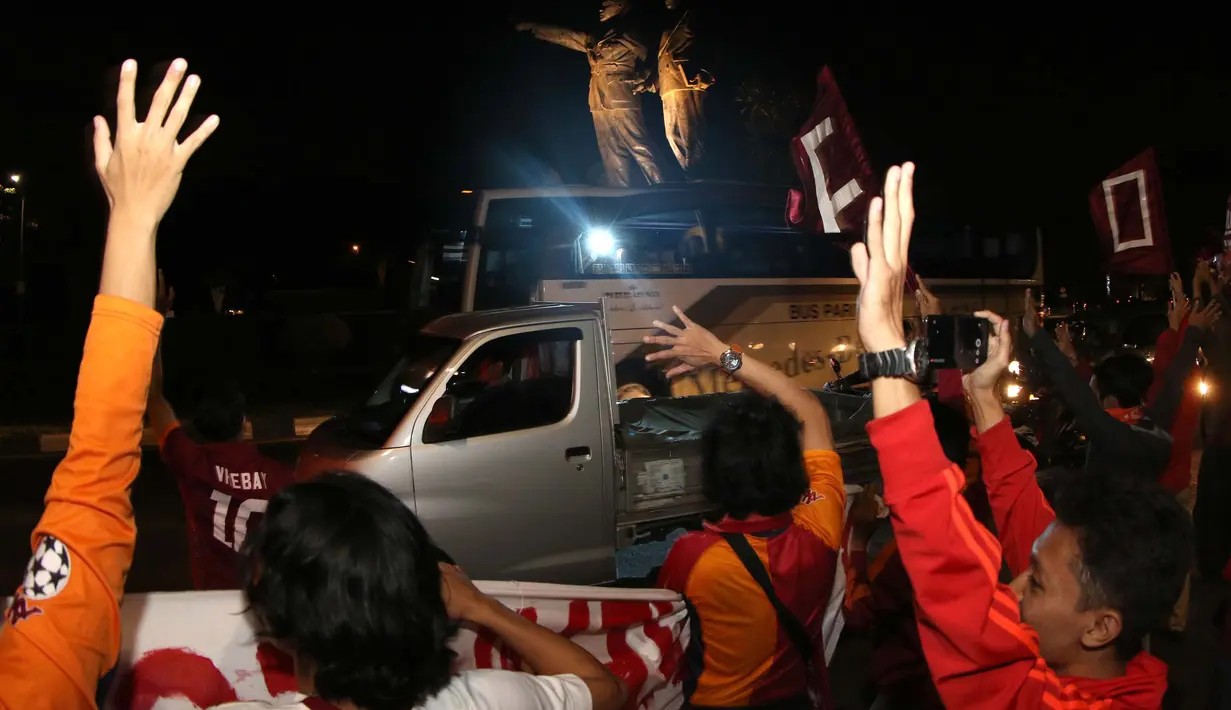 Suporter klub Seri A Italia, AS Roma, menyambut kedatangan bus tim AS Roma di Bandara Soekarno-Hatta, Jakarta. Jumat (24/7/2015). (Arief Bagus/Bola.com)