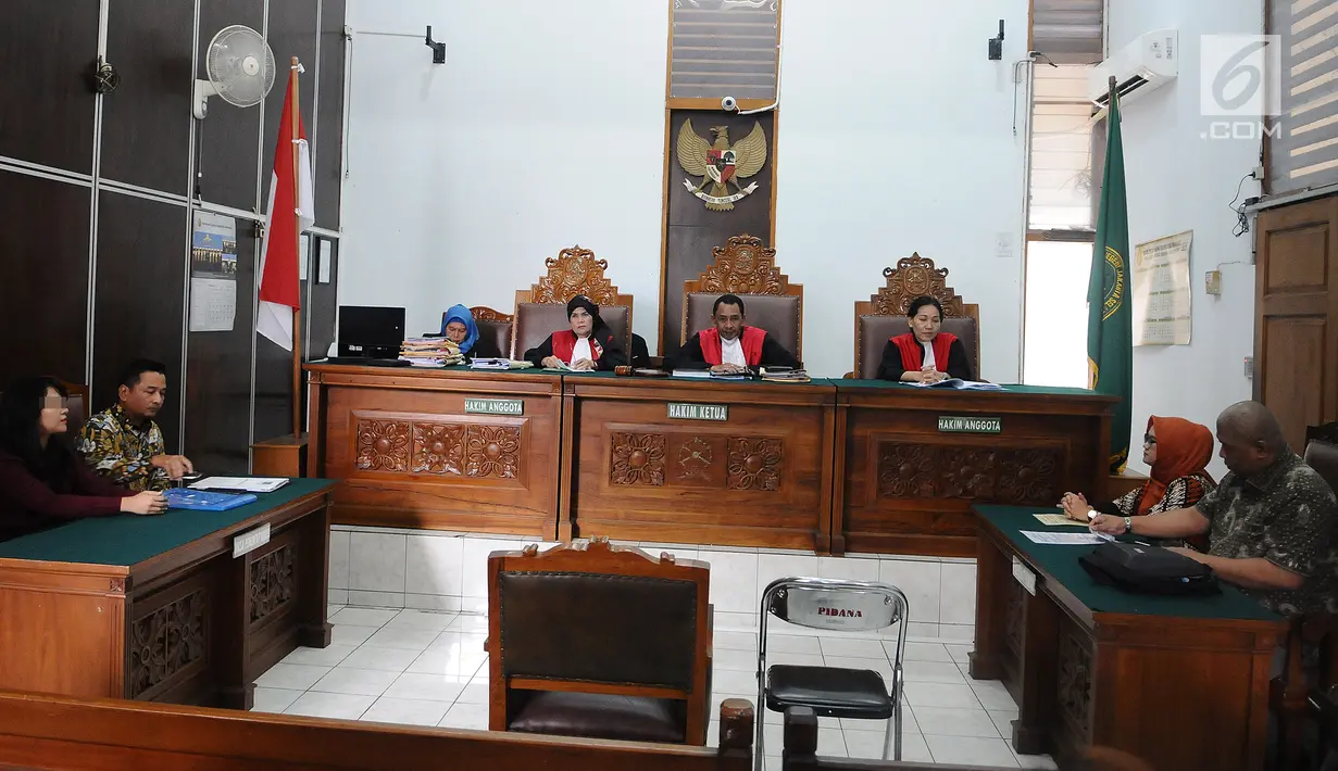 Suasana sidang gugatan perdata kasus dugaan pemerkosaan terhadap staf Dewas BPJS Ketenagakerjaan, RA, di PN Jakarta Selatan, Rabu (13/3). Sidang ditunda lantaran pihak pengacara tergugat dua dan tiga tidak hadir. (Liputan6.com/Herman Zakharia)