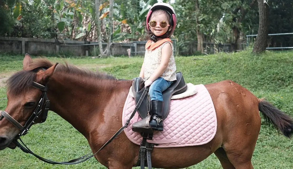Sejak umur 3 tahun, Ruben Onsu sudah membelikan Thalia seekor kuda poni loh. Thalia terlihat lucu dan menggemaskan ya saat berada di atas kuda. (Liputan6.com/IG/@thaliaputrionsu)