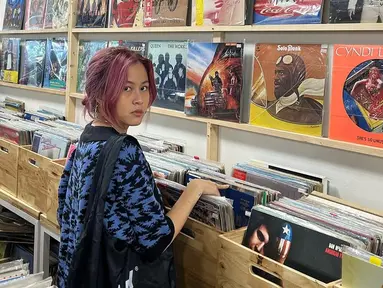 Hasyakyla membagikan serangkaian foto yang menampilkan transformasi rambutnya menjadi warna pink cerah dengan potongan berponi. Gaya rambut baru ini memberikan sentuhan segar dan energik pada penampilannya, berbeda dari tampilan sebelumnya. Hasyakyla Utami Kusumawardhani yang lahir pada 20 Mei 2002 adalah seorang penyanyi, aktris, dan penari Indonesia. (Liputan6.com/IG/@hasyakyla)