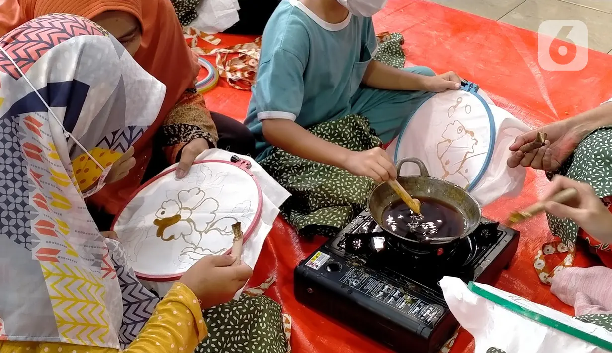 Pengunjung belajar membatik saat pameran di Mal Botani Square, Bogor, Jawa Barat, Minggu (2/10/2022). (Liputan6.com/Magang/Aida Nuralifa)