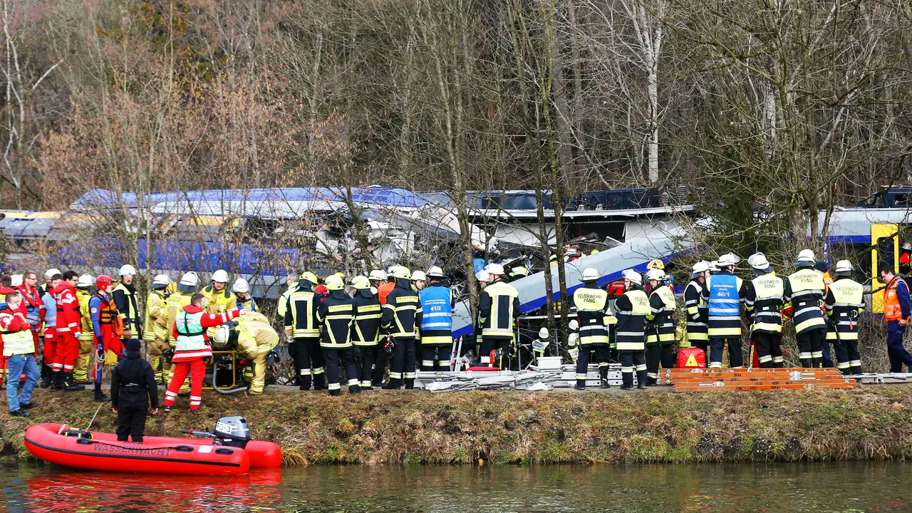 20160209-8 Orang Tewas dan Ratusan Cedera dalam Tabrakan Dua Kereta di Jerman-Bad Aibling