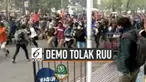 Polisi menembakkan gas air mata kepada pendemo di gedung DPRD Jabar. Massa mahasiswa berhamburan menyelamatkan diri.