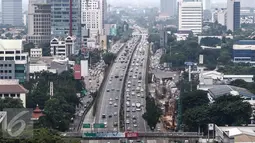 Jasa Marga Tol Jakarta-Cikampek memprediksikan lonjakan volume kendaraan akan terjadi pada arus balik long weekend, Minggu (27/3/2016). Volume kendaran akan meningkat sebanyak 94 ribu pada arus balik. (Liputan6.com/Fery Pradolo)