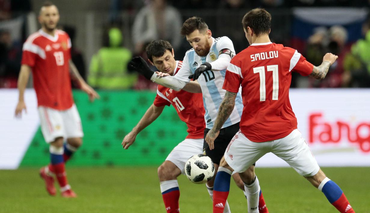 Bintang Argentina, Lionel Messi, berusaha melewati kepungan pemain Rusia pada laga persahabatan jelang Piala Dunia 2018 di Stadion Luzhniki, Moskow, Sabtu (11/11/2017). Rusia kalah 0-1 dari Argentina. (AP/Ivan Sekretarev)