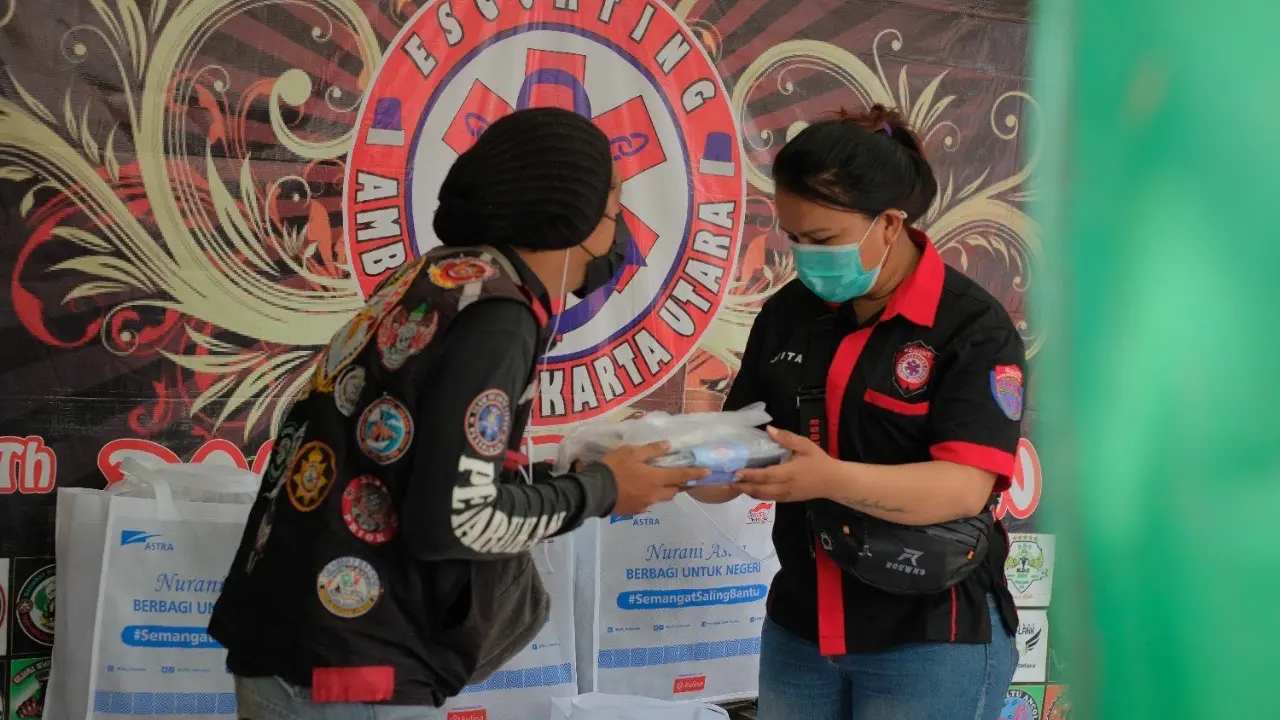Penyaluran paket makanan siap saji dari Astra kepada pengemudi ojek online di wilayah Jakarta yang dilakukan secara bertahap pada hari ini (18/8).