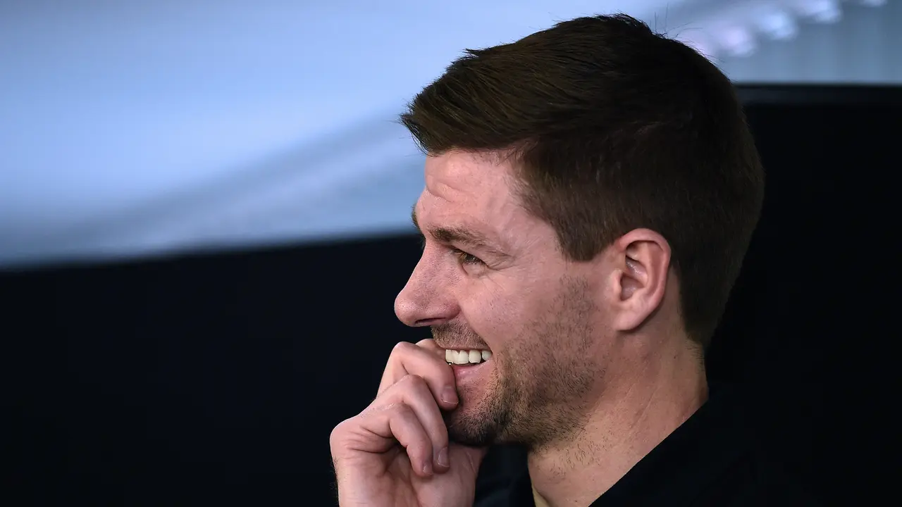 FOTO: Steven Gerrard Raih Trofi Pertama sebagai Manajer setelah 6 Tahun Meninggalkan Liverpool - Steven Gerrard