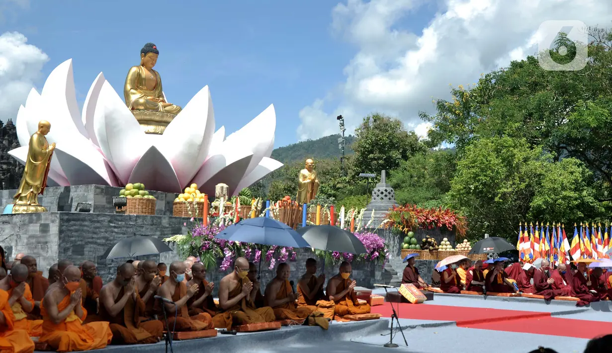 <p>Sejumlah biksu melaksanakan rangkaian perayaan Tri Suci Waisak 2566 BE/2022 di Candi Borobudur, Magelang, Jawa Tengah, Senin (16/5/2022). Setelah sempat ditiadakan selama dua tahun akibat pandemi COVID-19, perayaan Tri Suci Waisak kembali digelar dan diikuti ribuan umat Buddha dari berbagai daerah secara khidmat. (merdeka.com/Iqbal S. Nugroho)</p>
