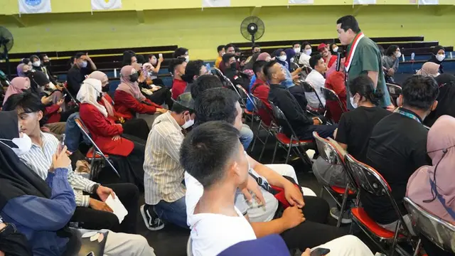 Menteri BUMN Erick Thohir dikalungi medali dan diberikan 'kartu hijau' tanda dukungan dari Kelompok Cipayung Plus Jiwa Timur