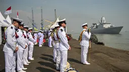Para anggota Orkestra Marinir Belanda bersiap menyambut kedatangan kapal perang HNLMS De Ruyter di pelabuhan Tanjung Perak, Surabaya, Jawa Timur pada Kamis 14 Mei 2026. (JUNI KRISWANTO/AFP)