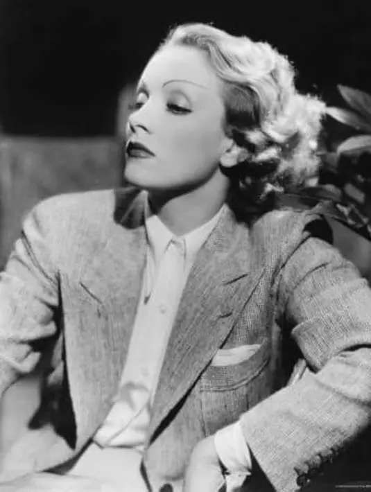 Pada Perang Dunia II, Dietrich menjadi salah satu selebriti yang membantu Amerika secara finansial untuk membeli persenjataan. (SchoolWorkHelper)