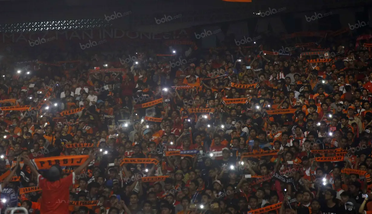 The Jakmania saat mendukung timnya bertanding pada Trofeo Persija  di Stadion Utama Gelora Bung Karno, Jakarta, Sabtu (9/4/2016). (Bola.com/Nicklas Hanoatubun)