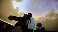 Planetarium dibangun di Taman Ismail Marzuki, Jakarta, dan resmi beroperasi pada 1 Maret 1969. Tampak dalam foto, pengunjung menikmati wahana Planetarium di Taman Ismail Marzuki, Jakarta, Kamis (25/12/2025). (Kapanlagi.com/Budy Santoso)