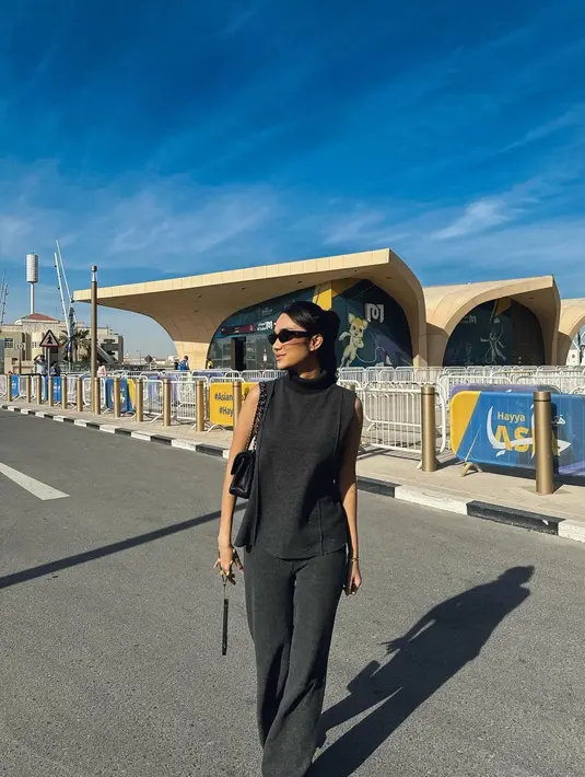 <p>Kali ini, Azizah tampil simple dan elegan dengan sleeveless turtleneck top dan loose pants warna dark grey. [@azizahsalsha_]</p>