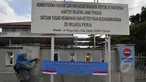 Ecin Suciatin, warga Tasikmalaya memprotes eksekusi terpidana mati di depan dermaga Wijaya Pura, Nusakambangan, Jawa Tengah, Minggu (8/3/2015). Ecin mengharapkan agar pemerintah mempercepat eksekusi mati terpidana narkoba. (Liputan6.com/Johan Tallo)