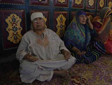 Foto Muslim Kashmir Gelar Ziarah Ke Makam Syekh Abdul Qadir