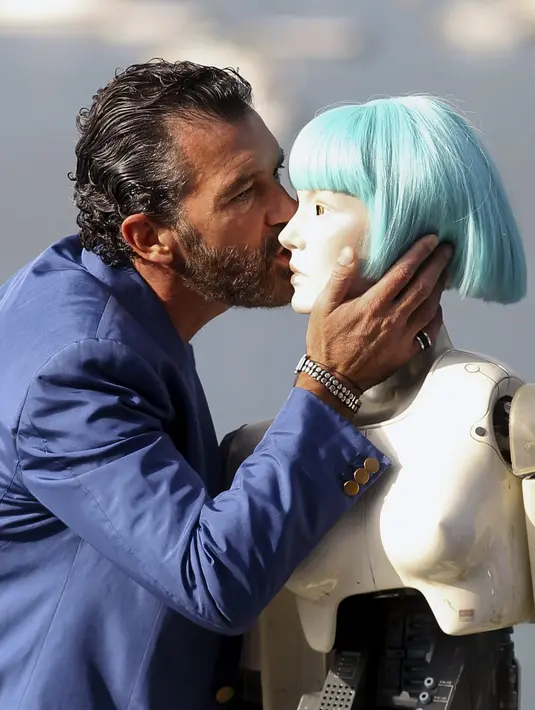 Antonio terlihat sedang berpose dengan beberapa manekin sembari menggambarkan kegiatan belajarnya sebagai satu hal yang intens, menarik, serius, dan menyenangkan. (Bintang/EPA)