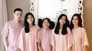 Menikah di tahun 2019 dengan Richard Kevin, Cut Tari pun tampil kompak bersama anak kandung dan anak sambung mengenakan kaftan pink saat lebaran. @cuttaryofficial