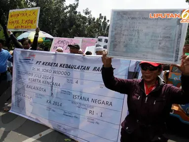[FOTO]  Pendukung Jokowi Bawakan Tiket Kereta Kencana ke Istana