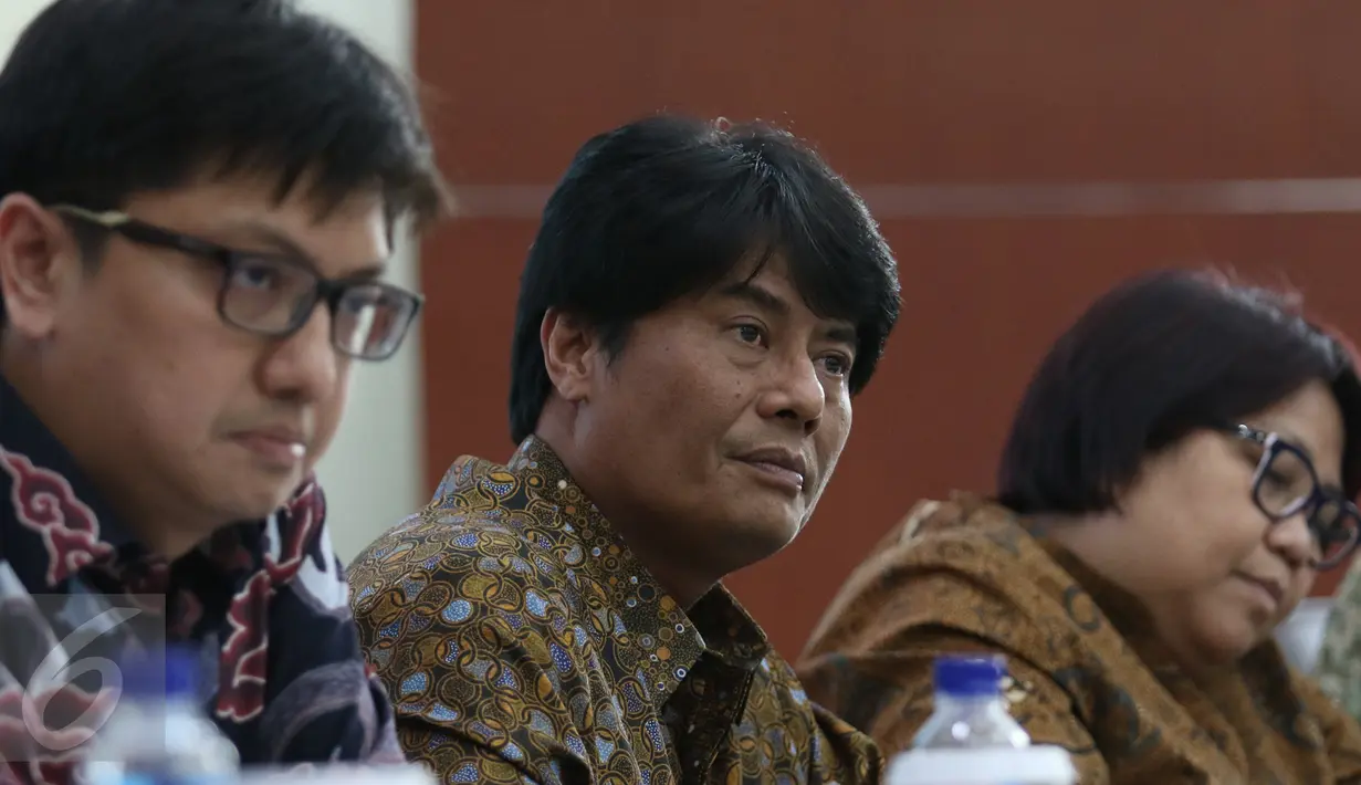 Dirut PT Pertamina Elia Massa Manik (tengah) saat perkenalan dengan media di Gedung Pertamina, Jakarta, Kamis (16/3). Elia Massa Manik mengisi posisi Dirut PT Pertamina yang sebelumnya dijabat Yenni Andayani sebagai Plt. (Liputan6.com/Angga Yuniar)