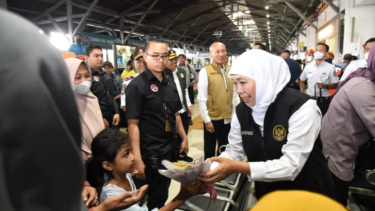 Khofifah saat meninjau arus balik di Stasiun Pasar Turi. (Istimewa)