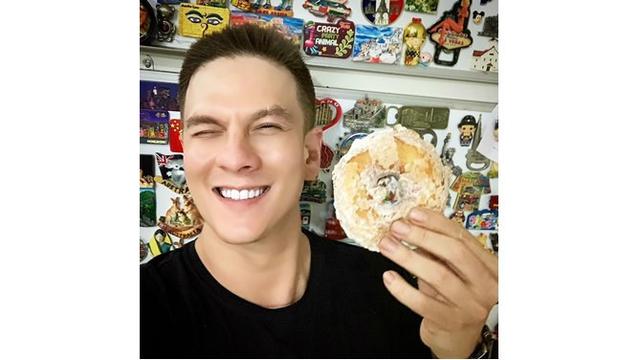 Pesonanya pun semakin terpancar di usia 39 tahun ini.