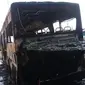 Sebuah bus tiba-tiba terbakar di Bandara Ngurah Rai. Bus milik salah satu perusahaan ground handling itu hangus dan memancarkan asap pekat cukup tinggi. (Liputan6.com/ Dewi Divianta)