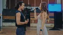 Ray Prasetya menjadi sorotan usai mencium penyanyi Bunga Citra Lestari di panggung ketika tengah duet bareng. Penampilan keduanya terjadi di konser penyanyi yang akrab disapa BCL tersebut di Singapura. (FOTO: instagram.com/rayprasetya22)