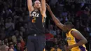 Pemain Utah Jazz,  Joe Ingles melakukan tembakan 3-poin saat dihadang pemain Los Angeles Lakers, Luol Deng pada laga NBA basketball game di Los Angeles, (27/12/2016).  (AP/Mark J. Terrill)