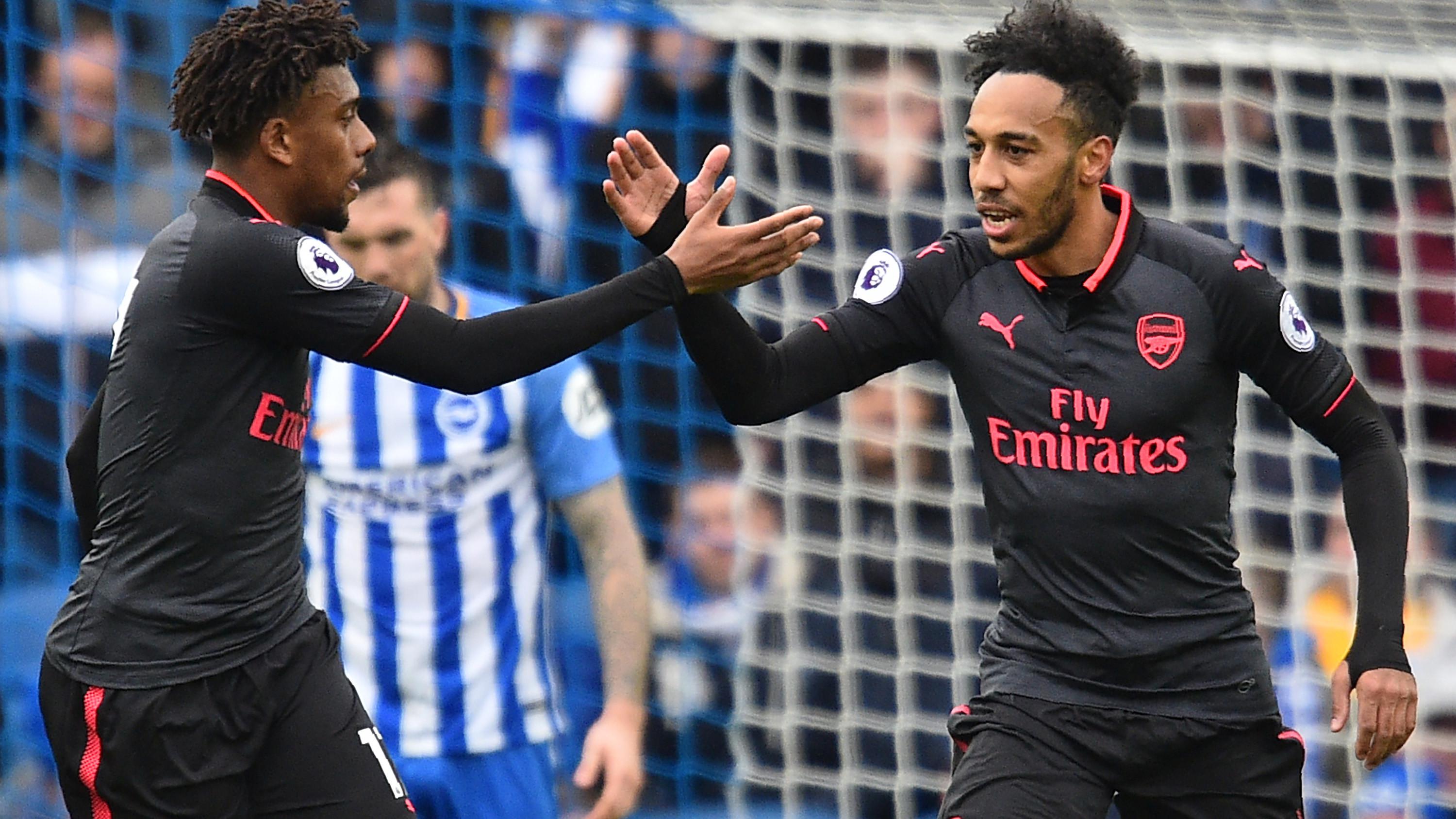 Pemain Arsenal, Pierre-Emerick Aubameyang (kanan) merayakan golnya ke gawang Brighton pada laga Premier League di American Express Community Stadium, Brighton, (4/3//2018). Arsenal kalah 1-2. (AFP/Glyn Kirk)