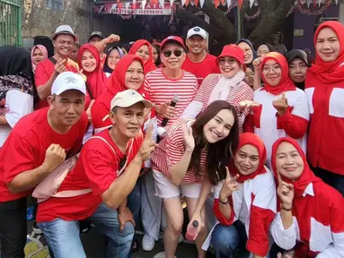 Ini momen kebersamaan Ayu Ting Ting bersama warga sekitar rumahnya. Presenter sekaligus pedangdut satu ini pun tampak begitu santai bergabung dengan warga. (Liputan6.com/IG/@ayutingting92)