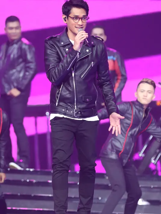 Konser dibuka dengan penampilan Siti Nurhaliza dan Iyet Bustami dan band asal Bandung. Suasana makin meriah dengan penampilan Afgan. (Andy Masela/Bintang.com)