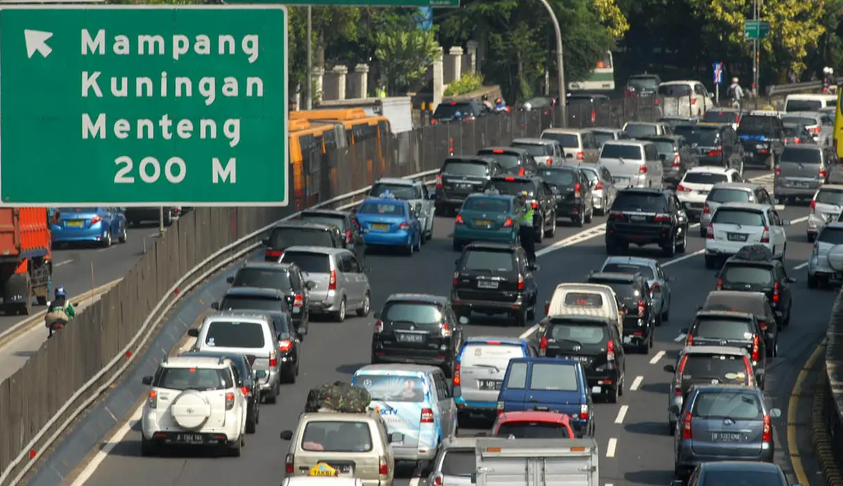 Kondisi jalanan di Gatot Subroto, Jakarta, di hari pertama masuk kerja usai libur Lebaran, Senin (4/8/14). (Liputan6.com/Miftahul Hayat)