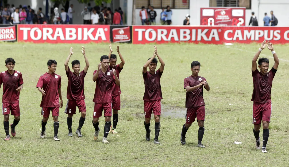 Pemain Universitas Negeri Makassar (UNM) melakukan selebrasi usai menang atas Unmuh Pare-pare pada laga Torabika Campus Cup 2017 di Stadion UNM, Makassar, Selasa, (17/10/2017). UNM menang 2-0 atas Unmuh Pare-pare. (Bola.com/M Iqbal Ichsan)