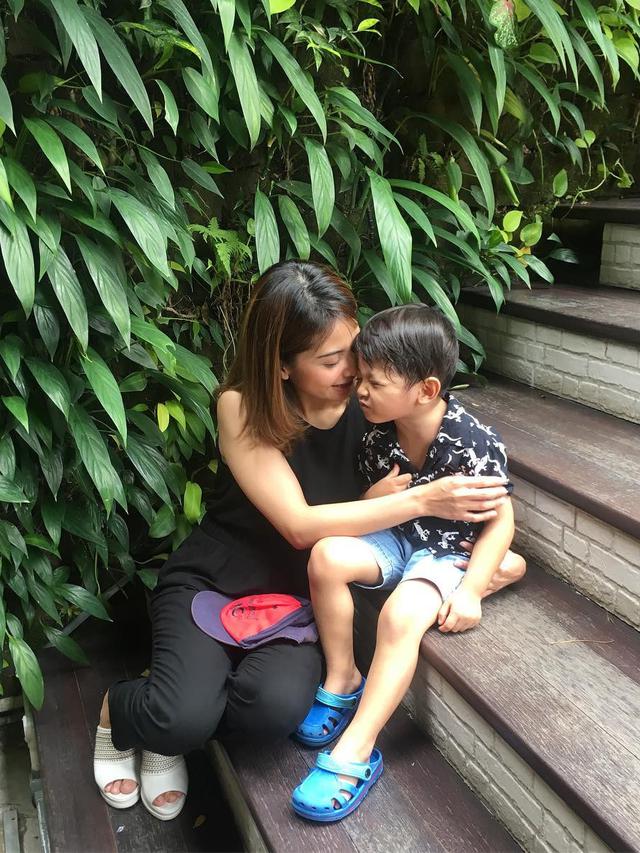 Jadi Single Mom, Ini 6 Potret Tiwi Eks T2 dan Anaknya