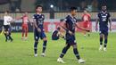 Pemain Arema FC, Bagas Adi, tampak lesu setelah dikalahkan Bali United pada laga BRI Liga 1 di Stadion PTIK, Jakarta, Senin (27/3/2023). Arema menang dengan skor 3-1. (Bola.com/M Iqbal Ichsan)