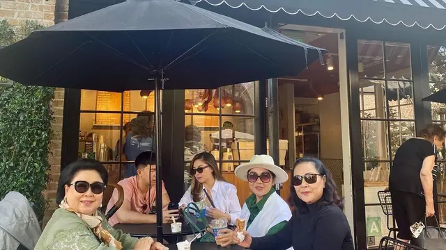 Kini Jadi Nenek, Ini 6 Potret Yora Febrina Ibu Nikita Willy Bareng Anak dan Cucu