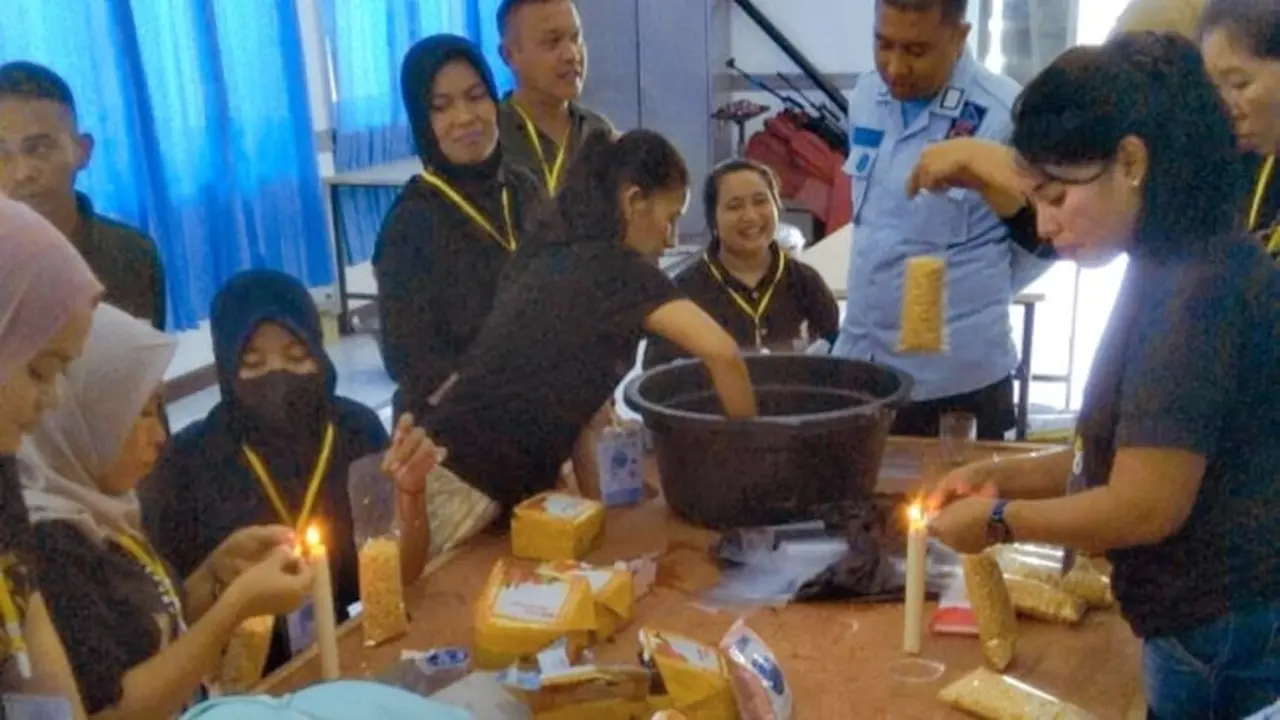 Pelatihan narapidana buat tempe di Lapas Tembilahan, Kabupaten Indragiri Hilir.