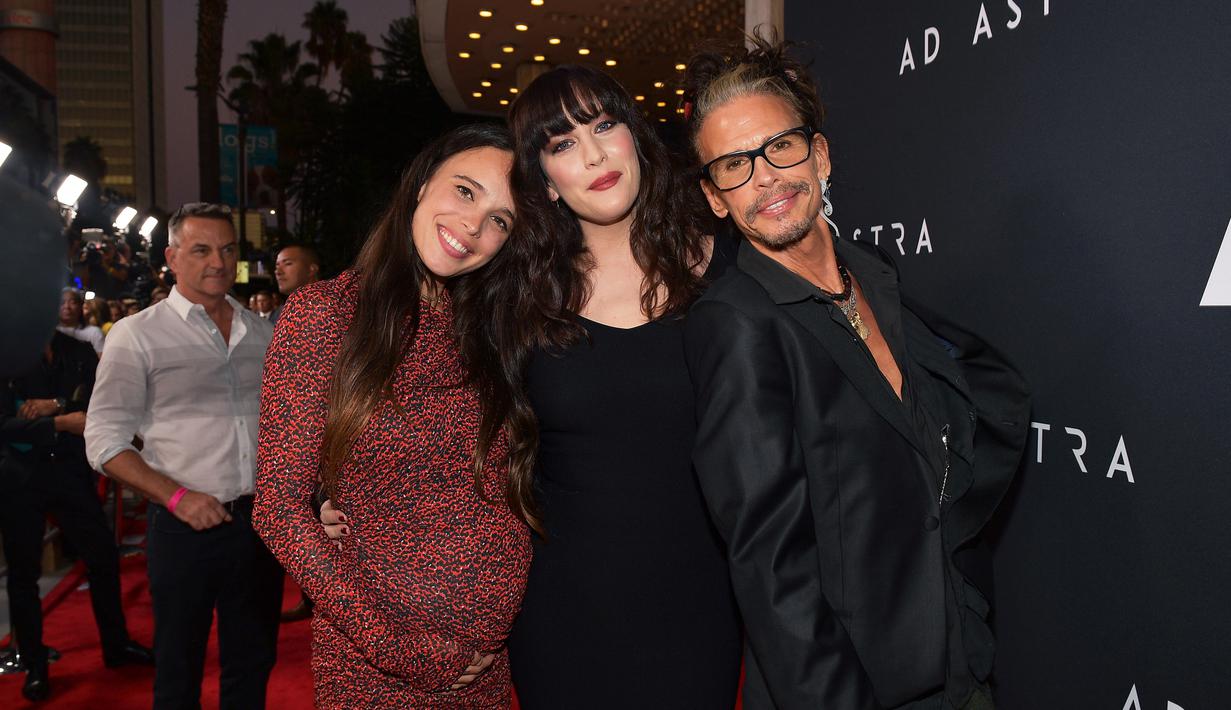 Vokalis band Aerosmith, Steven Tyler bersama Chelsea Tyler dan Liv Tyler menghadiri gala premiere "Ad Astra" di Los Angeles, Rabu (18/9/2019). Rocker gaek itu  datang memberikan dukungan bagi anaknya, Liv Tyler yang beradu peran dengan Brad Pitt. (Matt Winkelmeyer/GETTY IMAGES/AFP)