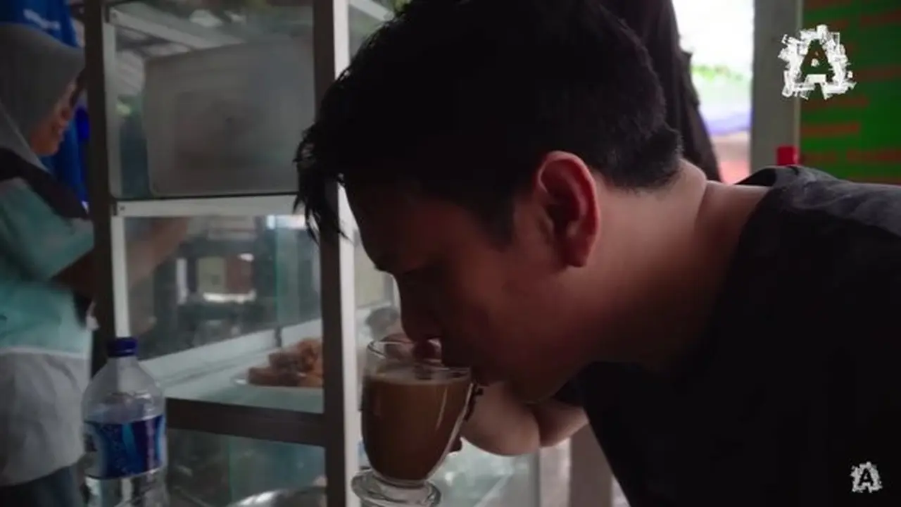 7 Momen Ariel Noah Ngopi di Warung Pinggir Jalan yang Tuai Banyak Sorotan