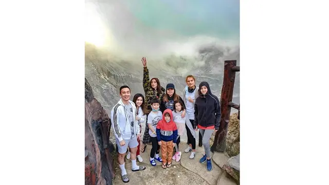6 Momen Liburan Jessica Iskandar di Tangkuban Perahu, El Barack Antusias